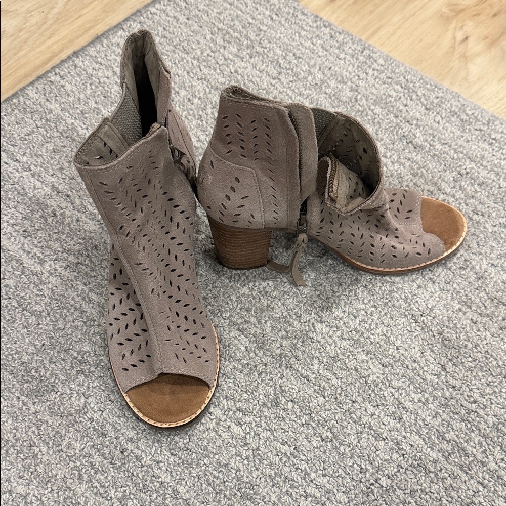 Womens Taupe Perforated Peep-Toe Ankle Booties. Tom’s size 7. Block heel.